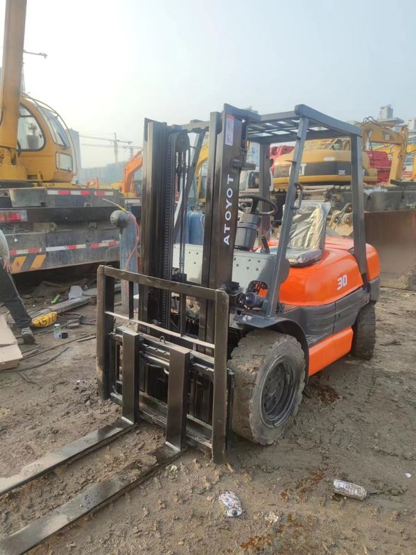 3000 kg 軽量用 ディーゼルエンジンと重心 500mm の日本製フォークリフト