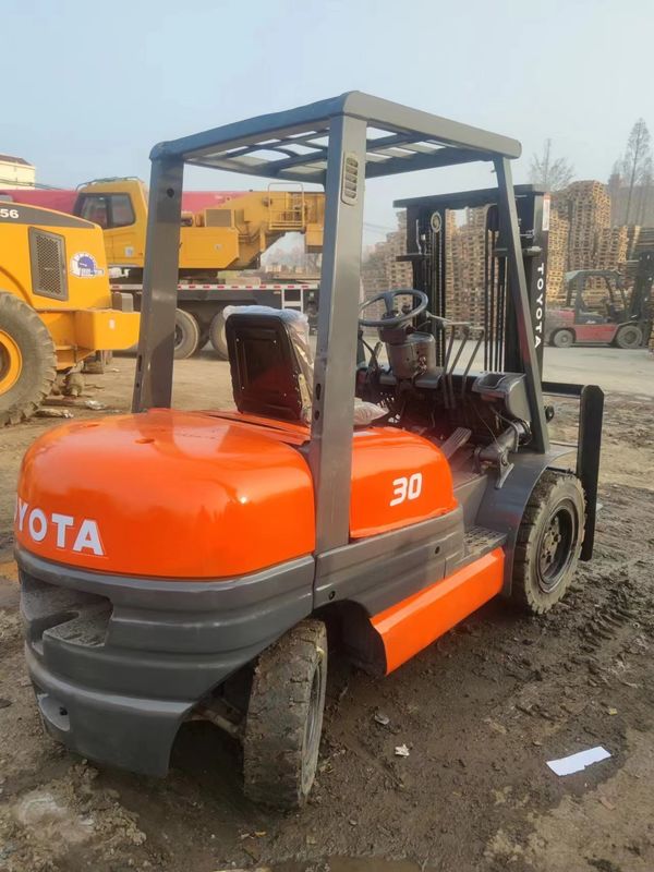 3000 kg 軽量用 ディーゼルエンジンと重心 500mm の日本製フォークリフト