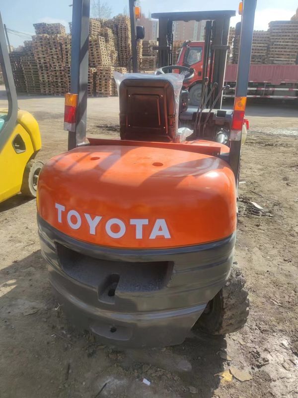 3000 kg 軽量用 ディーゼルエンジンと重心 500mm の日本製フォークリフト