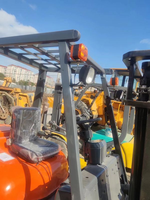 3000 kg 軽量用 ディーゼルエンジンと重心 500mm の日本製フォークリフト