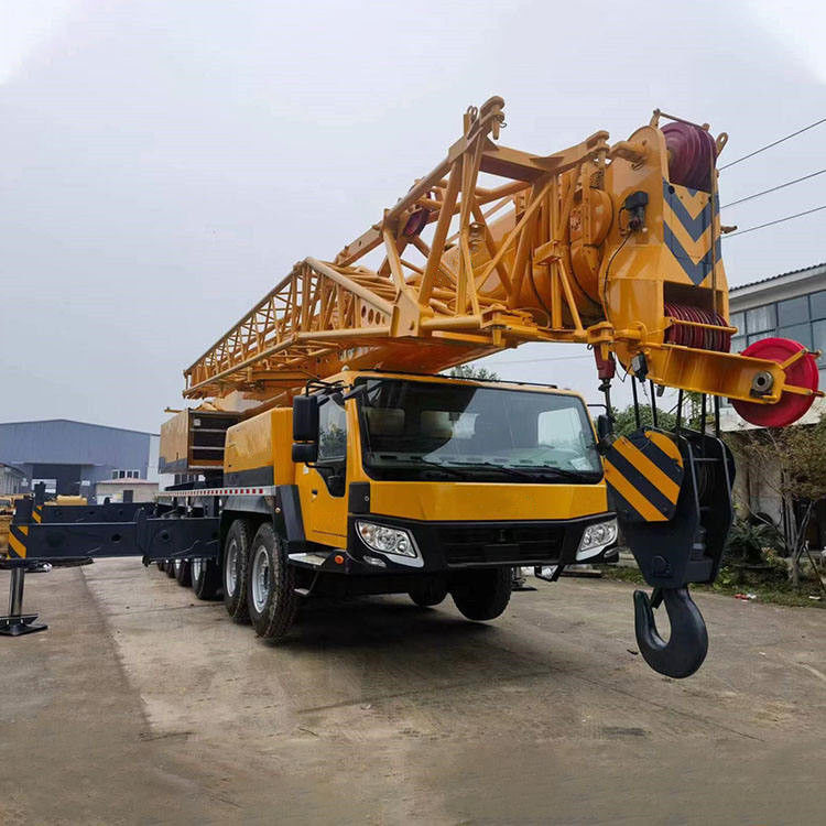 性能と耐久性のために100トンのトラッククレーンQY100 望遠鏡腕クレーン