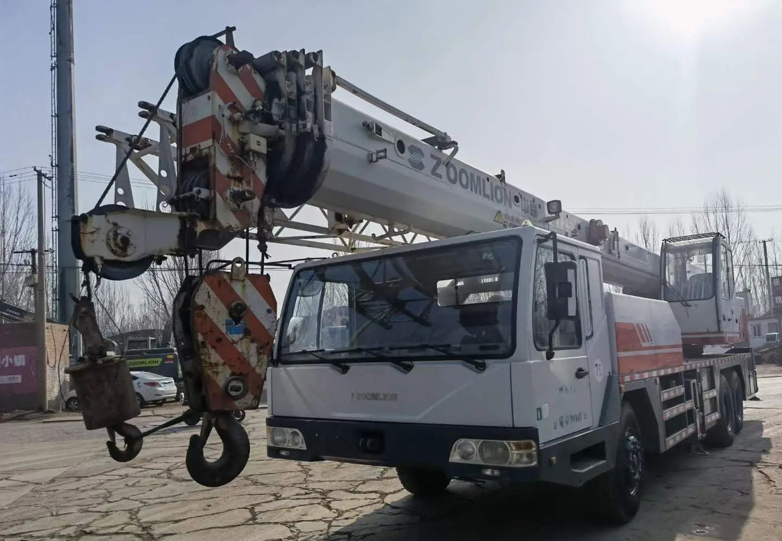 20トンのトラッククレーン,QY25Vと白色で980KN.m最大額提起トルク