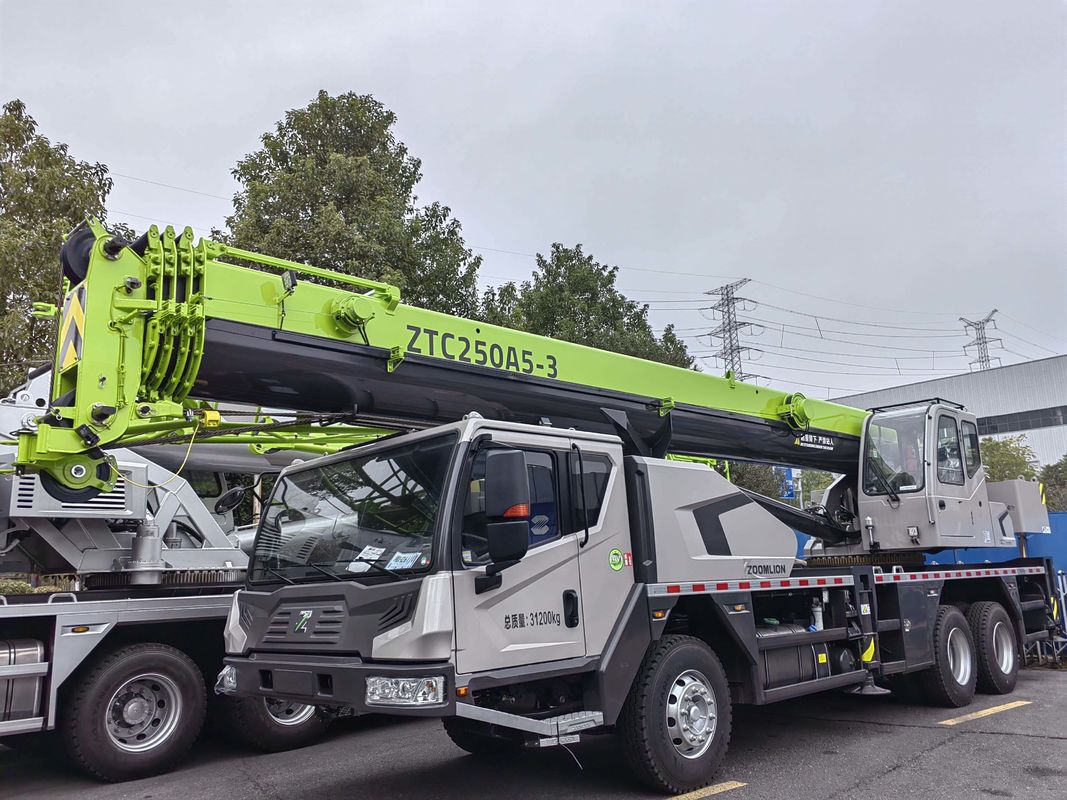 最大 39m 25 トンの持ち上げ高さ 重荷用用ズームリオントラッククレーンZTC250A