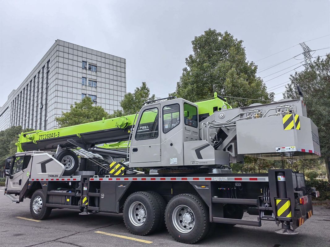 最大 39m 25 トンの持ち上げ高さ 重荷用用ズームリオントラッククレーンZTC250A