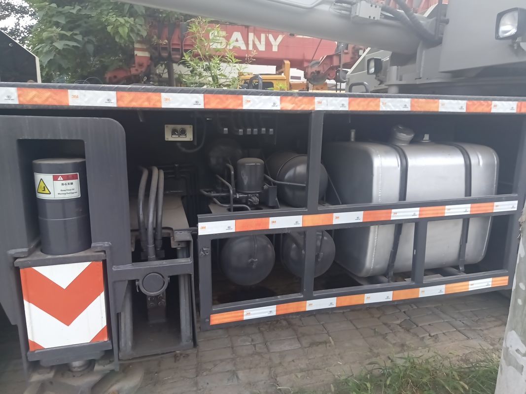 10.5m の最小回転半径を持つカスタム使用トラッククレーン 30 トン 35 トンズームリオンクレーン