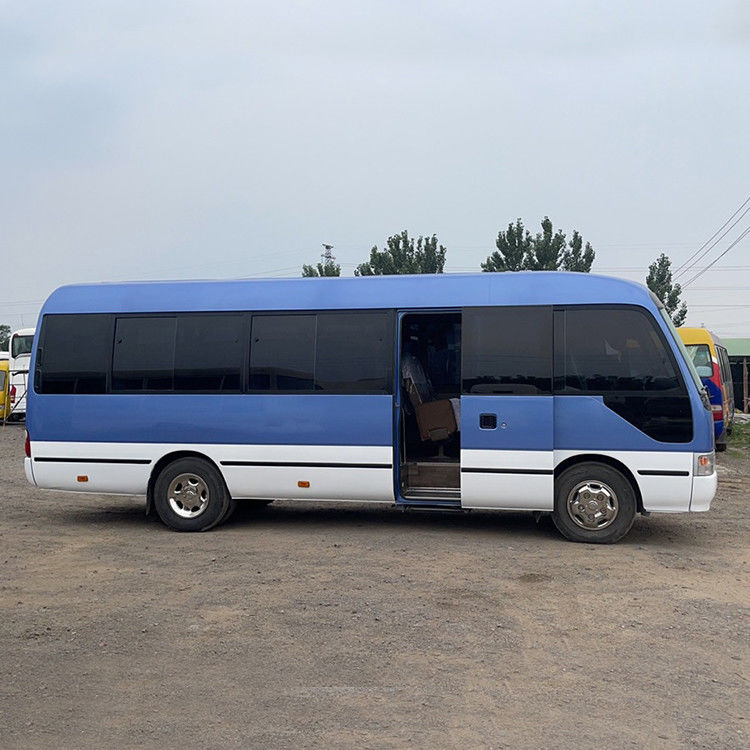 客の要求 30人座席と左手運転のトヨタコースターバスを購入