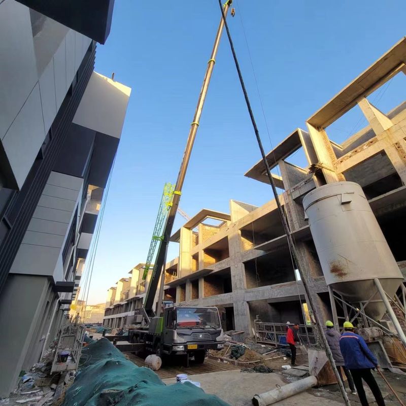 望遠鏡式ブームと最大25トンのリフティング負荷を持つ25トンのトラッククレーンZTC250A562