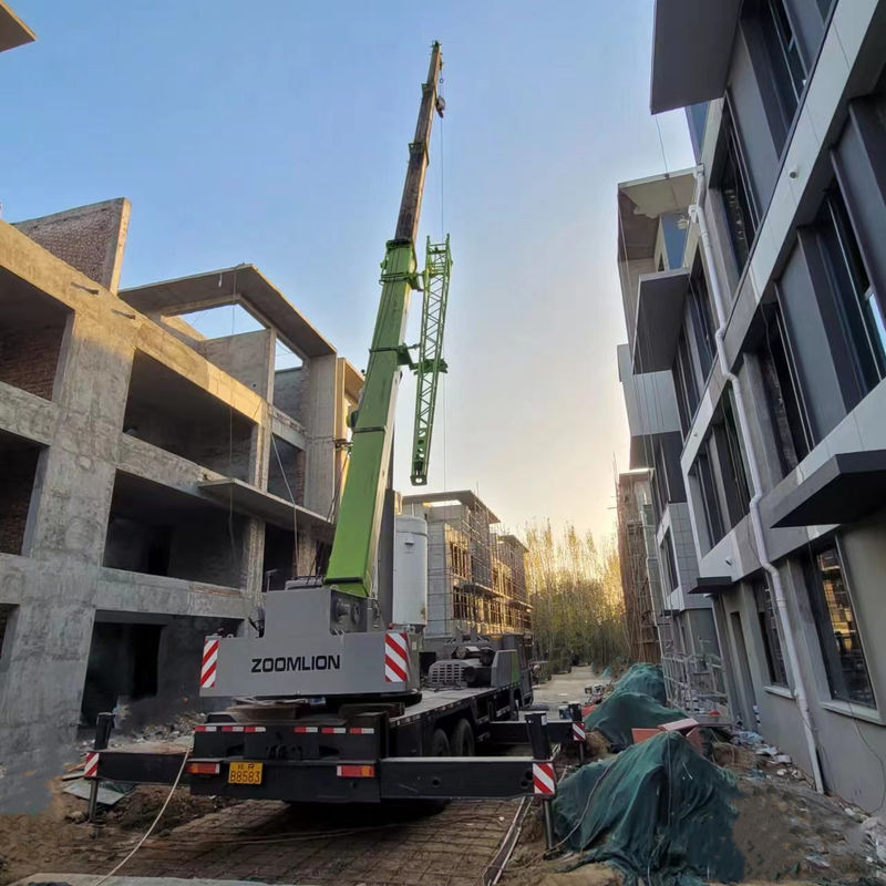 望遠鏡式ブームと最大25トンのリフティング負荷を持つ25トンのトラッククレーンZTC250A562