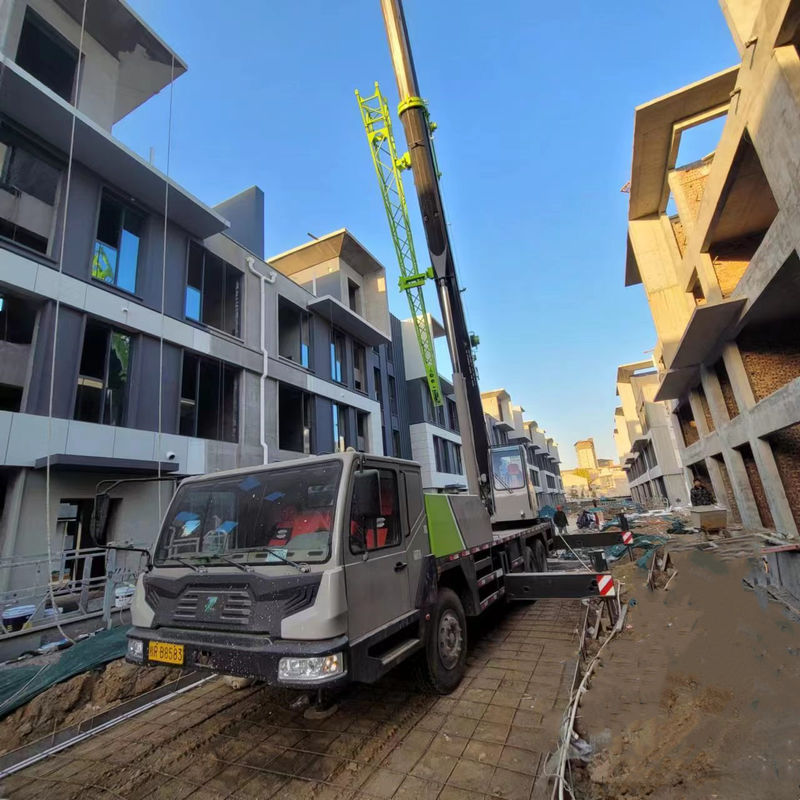 望遠鏡式ブームと最大25トンのリフティング負荷を持つ25トンのトラッククレーンZTC250A562