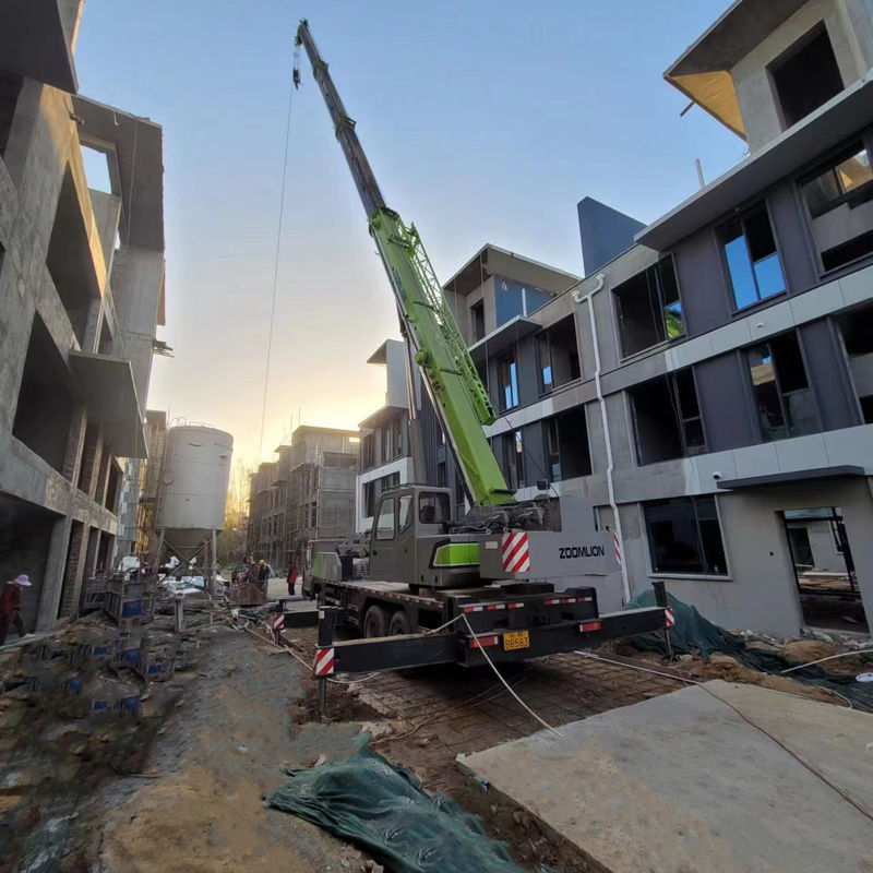 望遠鏡式ブームと最大25トンのリフティング負荷を持つ25トンのトラッククレーンZTC250A562