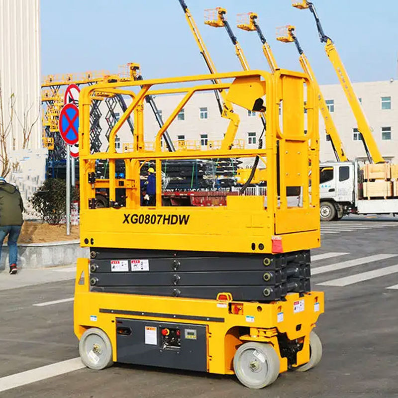 1360 mm ホイールベース 地面に工具を上げるために自転動の水力シザリリフト