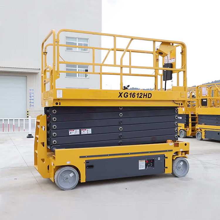 1360 mm ホイールベース 地面に工具を上げるために自転動の水力シザリリフト