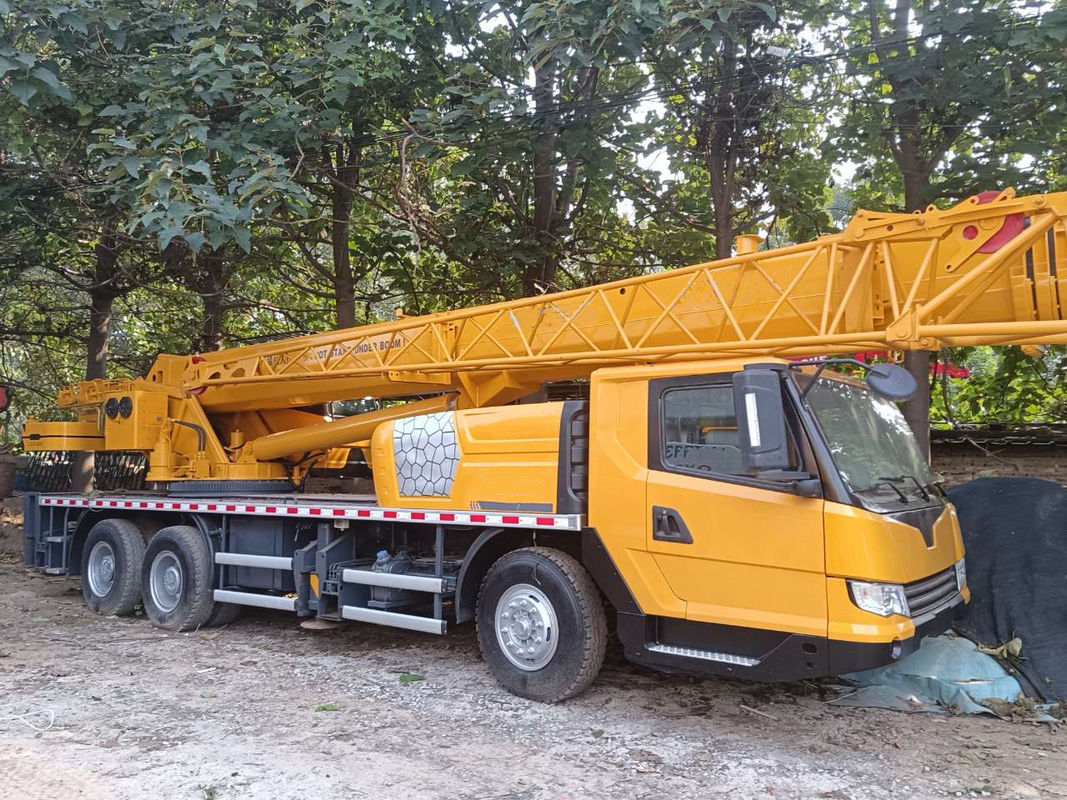 25トンのQY25 望遠鏡式移動クレーン 最大高さ39.21m 水力式折りたたみトラッククレーン