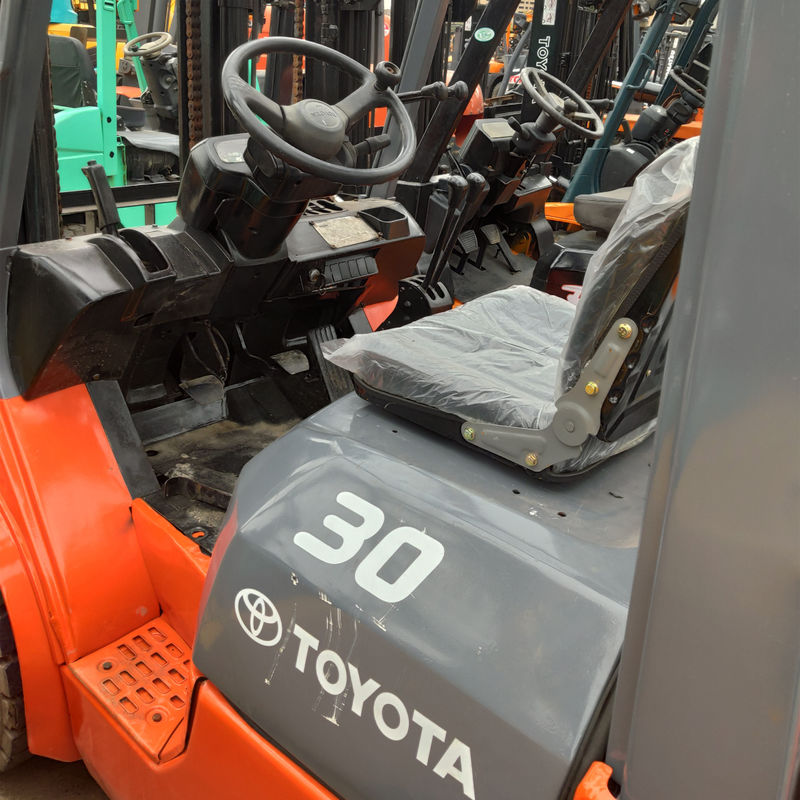 2018年 トヨタ3トン用ディーゼルフォークリフト 速度350m/min 状態良好