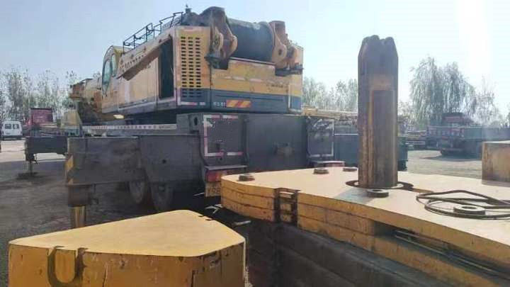 400 トン QAY400 重荷クレーン トラック 力の完璧な組み合わせと精度