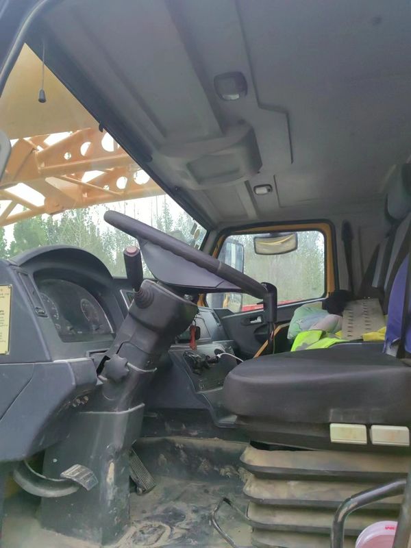 2018年および2001年~4000時間の作業時間において,望遠鏡式水力腕を持つ80トンのトラッククレーン