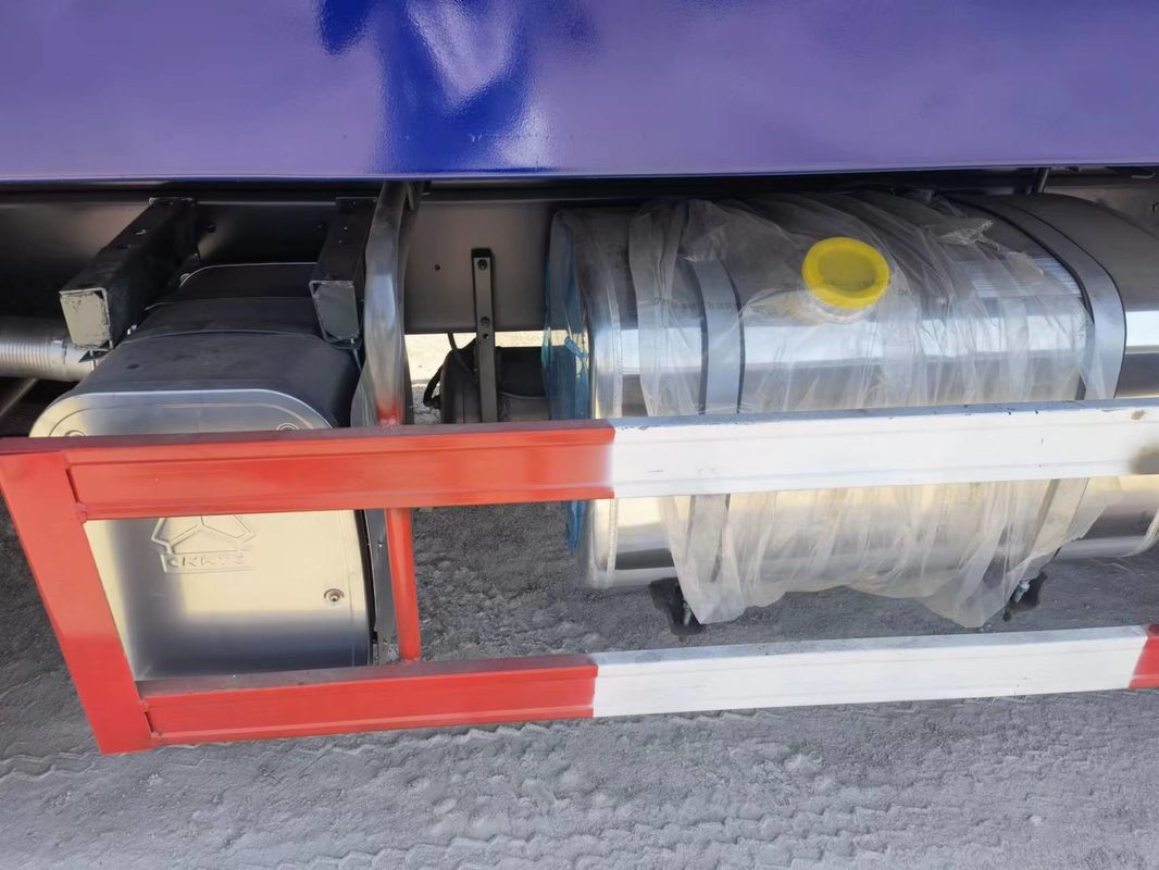 16ホイラーHOWO 8X4 300-400Lの燃料タンク容量を持つ重荷用二重型ターパーダンプトラック