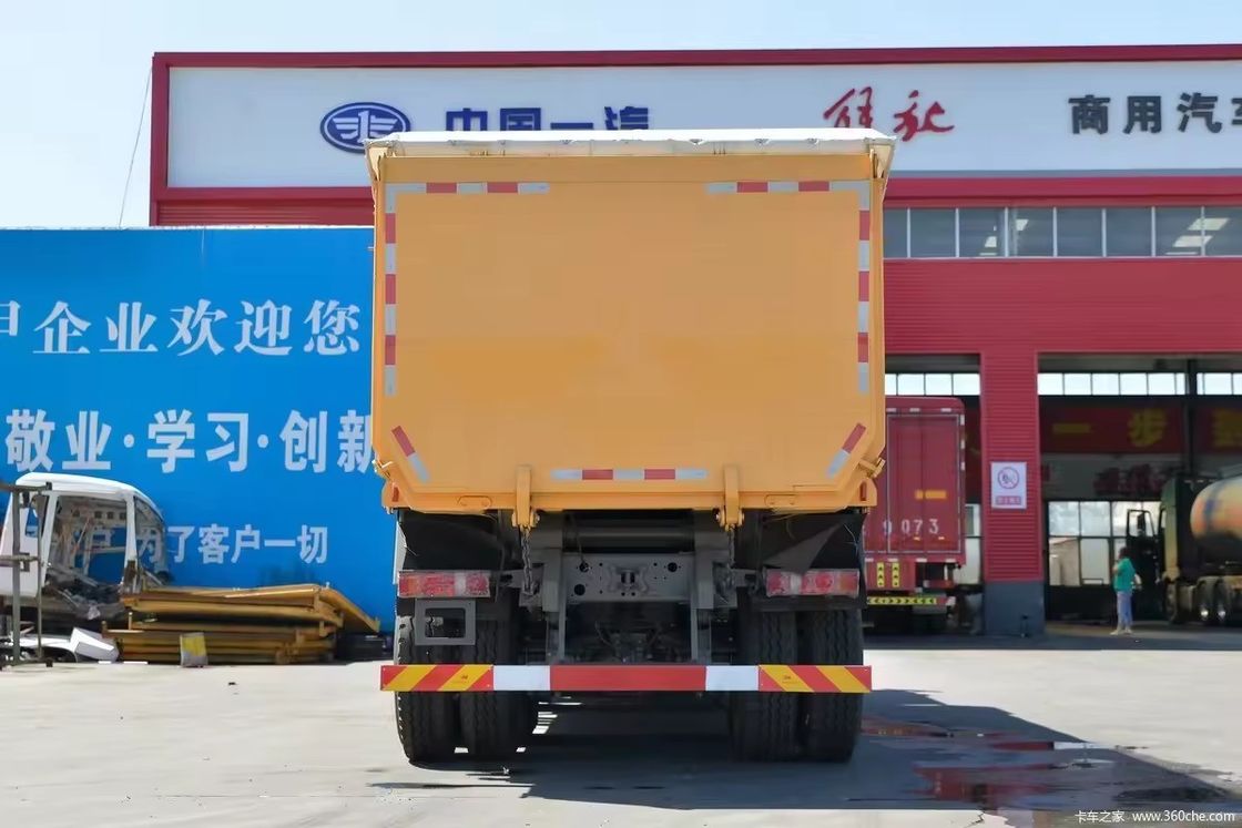 SINOTRUCK 400HP 8*4 2人の乗客と360°の後部カメラを搭載した重用ダンプトラック