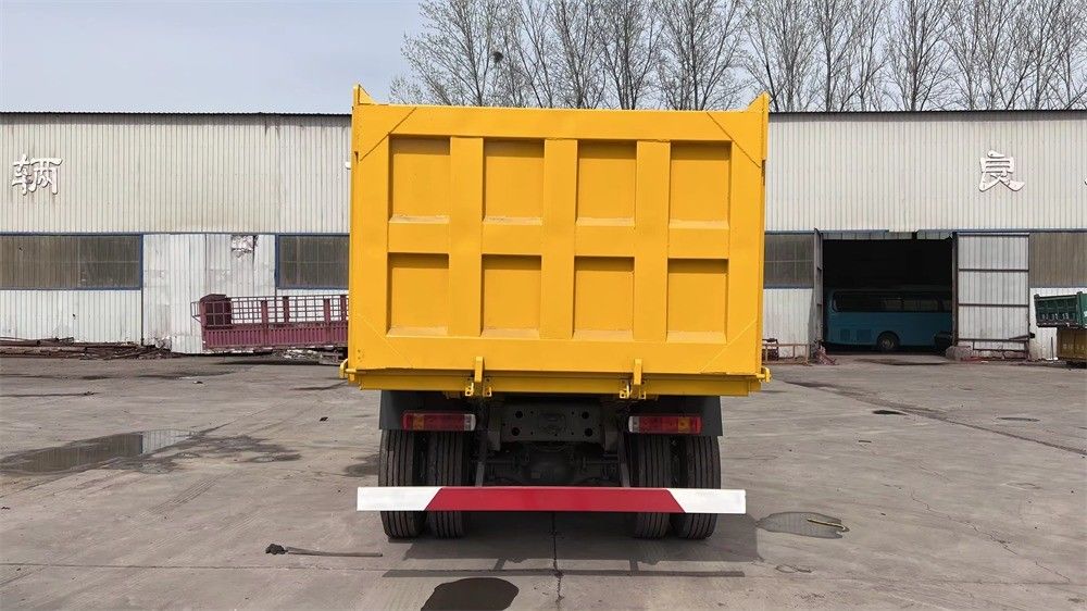 6×4ホイールドライブ SINOTRUK ホウ鉱山 20トン 25トン 371hp トンパートラック 中古ダンプトラック