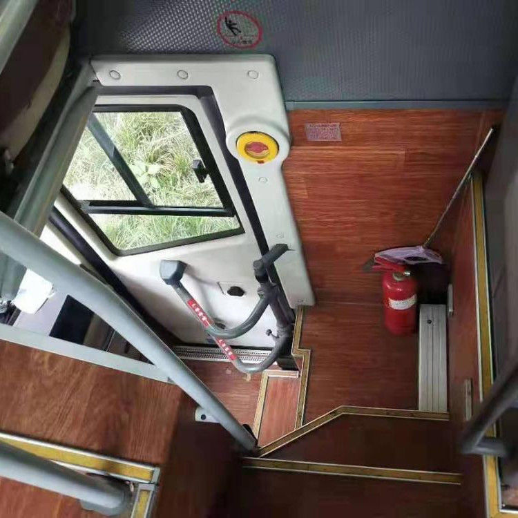 2015年 59席 豪華ツアーバス エンジン容量8L 最大馬力375 hp