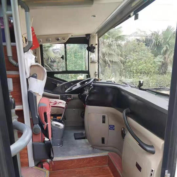 2015年 59席 豪華ツアーバス エンジン容量8L 最大馬力375 hp