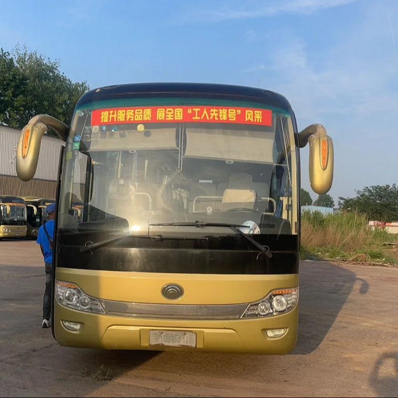 完璧に改装された 65人の乗客 65席のコーチ バス エンジンと長い車輪ベース