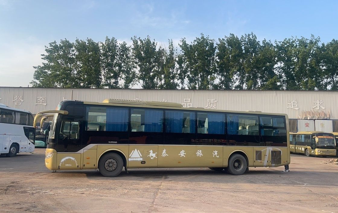 完璧に改装された 65人の乗客 65席のコーチ バス エンジンと長い車輪ベース