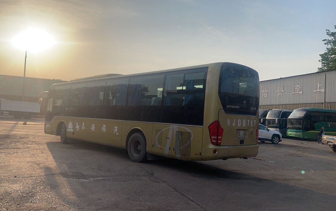 完璧に改装された 65人の乗客 65席のコーチ バス エンジンと長い車輪ベース