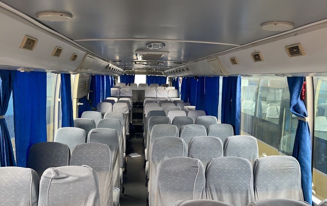 完璧に改装された 65人の乗客 65席のコーチ バス エンジンと長い車輪ベース