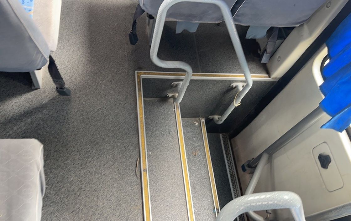 完璧に改装された 65人の乗客 65席のコーチ バス エンジンと長い車輪ベース