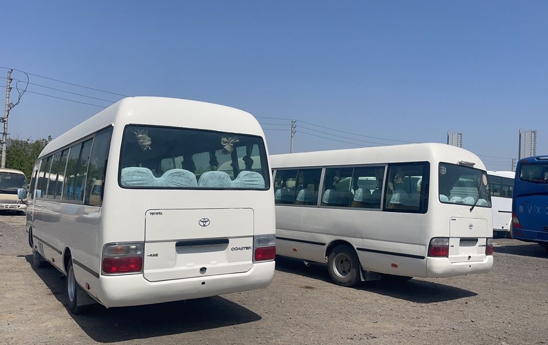 EURO 3 エミッションとマニュアルトランスミッションのトヨタコースターバスは良好な状態です