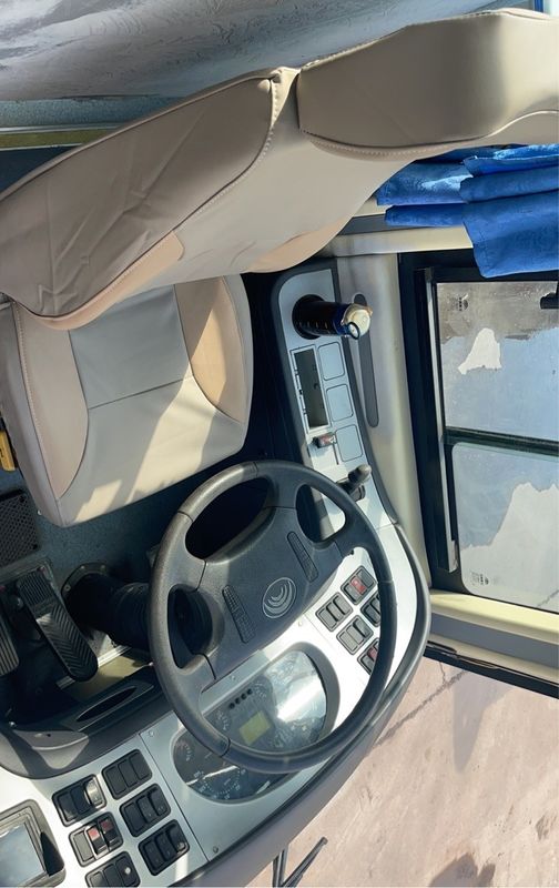 51 席 の 豪華 旅客 バス と 後部 エンジン の 広々 な 快適 な 内装