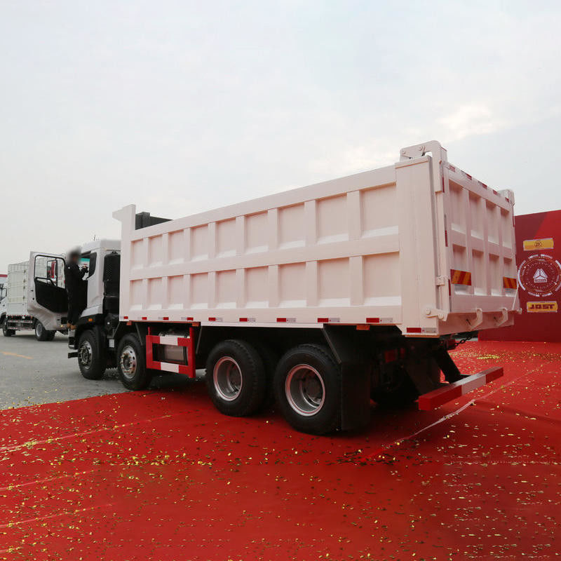 ホウオの300-400Lの燃料タンク容量を持つ420hp8x4 12ホイール式二輪式ティッパートラック