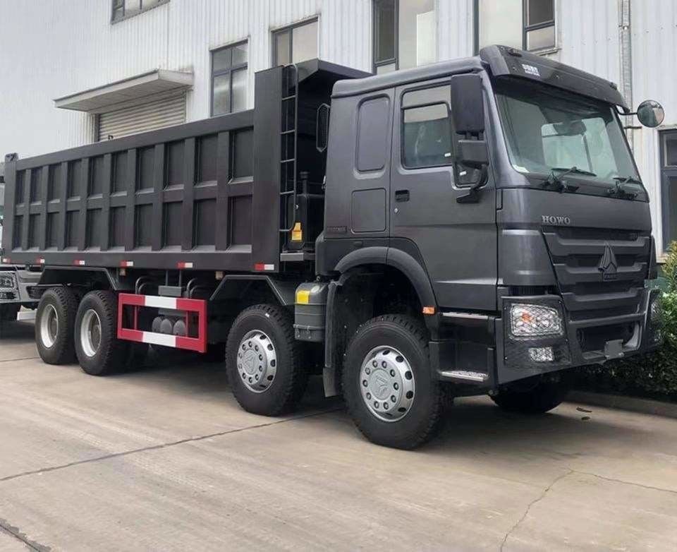 8x4 400hp 12輪 50 60 トン 400-500Lの燃料タンク容量を持つティッパーダンプトラック
