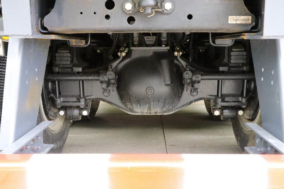 8x4 400hp 12輪 50 60 トン 400-500Lの燃料タンク容量を持つティッパーダンプトラック