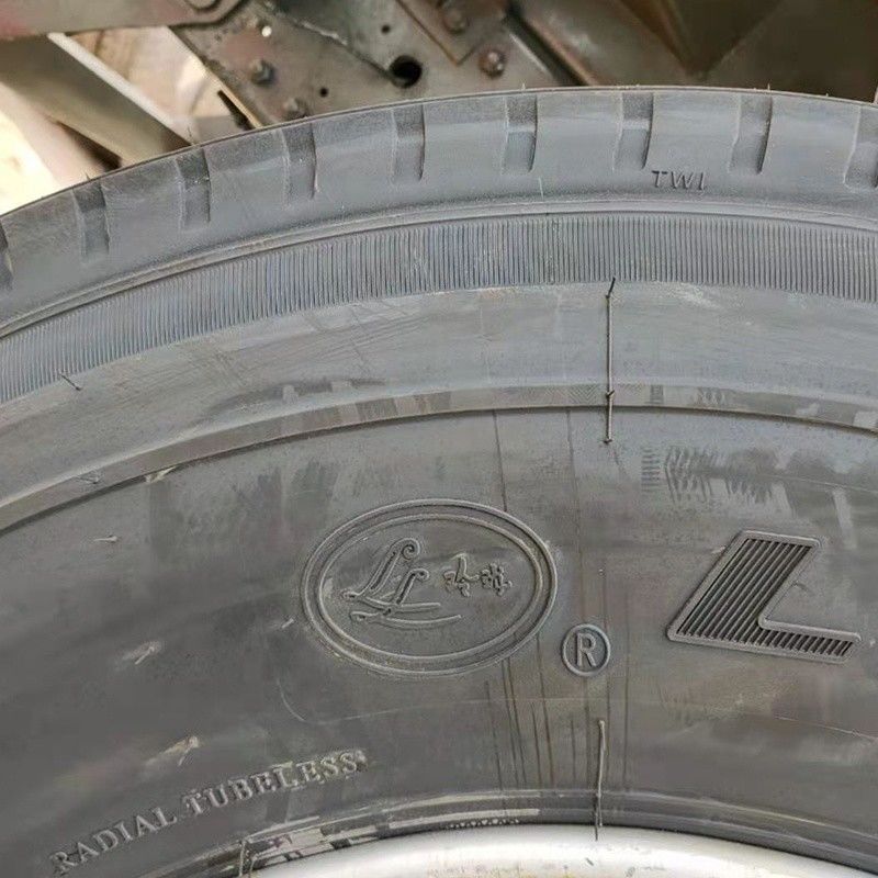 マルチメディアシステム 無 ホワイト カラー HOWO 6x4 371hp 30トンのティッパー トラック 25CBMボックス