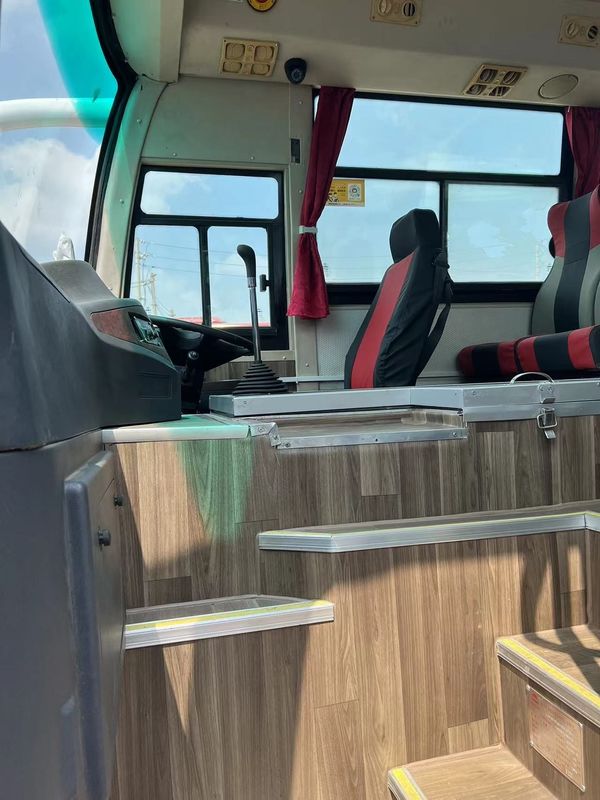 ユ・トン (Yu Tong) 57席 ユ・トン (Yu Tong) ウガンダのRHDバス 長距離旅行や豪華旅行に最適