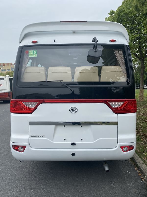 4シリンダーの直線エンジン 7m 22席のコースターバス