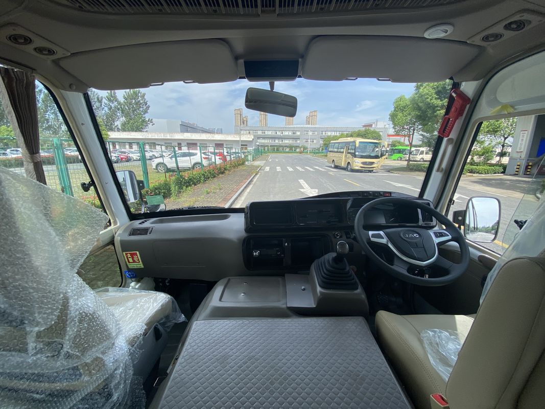 4シリンダーの直線エンジン 7m 22席のコースターバス