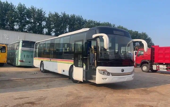 ユーロ3排出基準とフロントエンジンを備えた高度にリニューアルされた50席の中古バス
