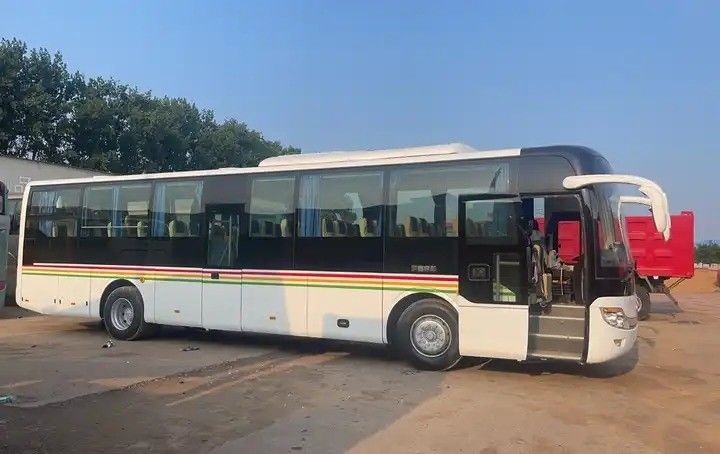 ユーロ3排出基準とフロントエンジンを備えた高度にリニューアルされた50席の中古バス