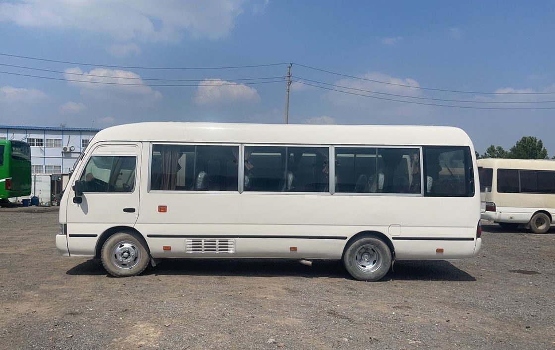 30人乗りのトヨタコースターバス 9.00R20タイヤと快適な座席容量