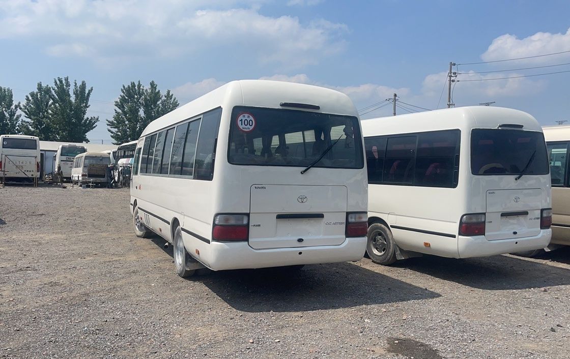 30人乗りのトヨタコースターバス 9.00R20タイヤと快適な座席容量