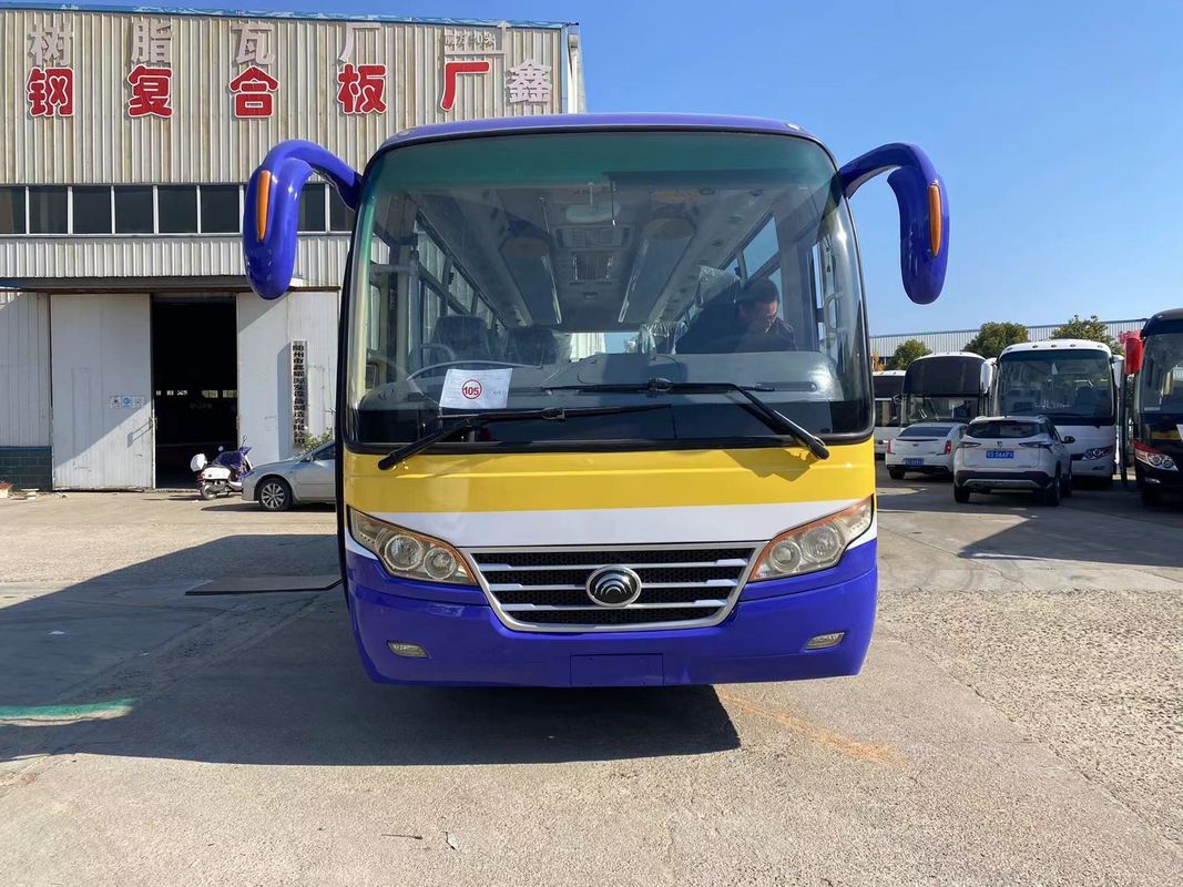 35人乗りと45人乗りのツアー・コーチ バス