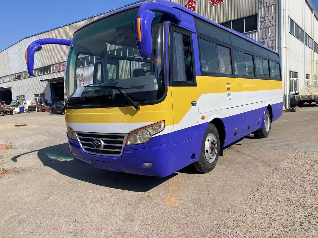 35人乗りと45人乗りのツアー・コーチ バス