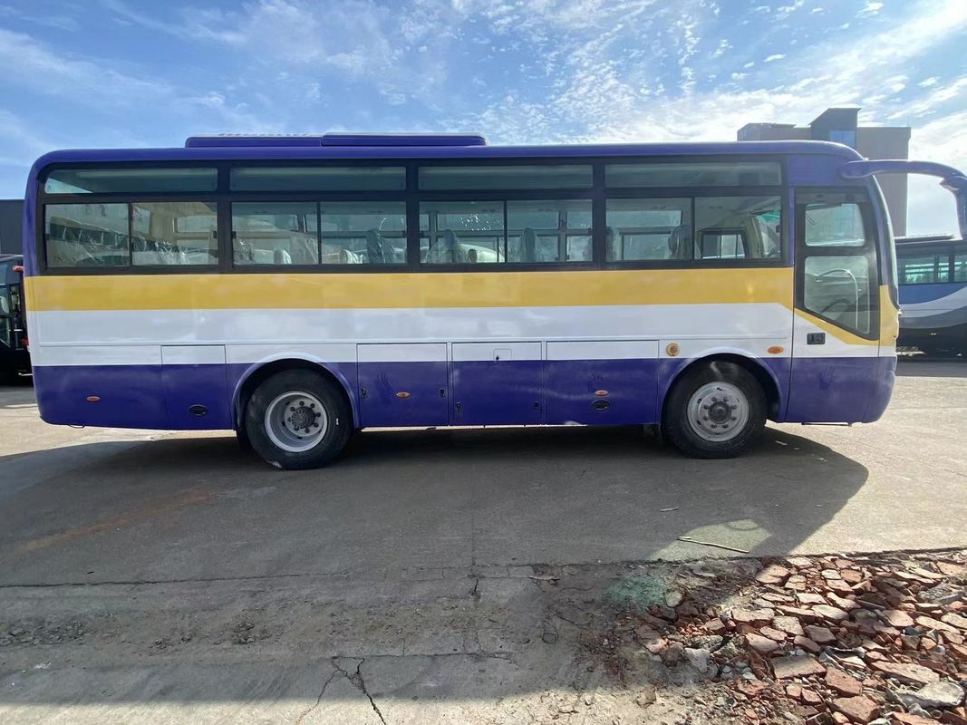 35人乗りと45人乗りのツアー・コーチ バス