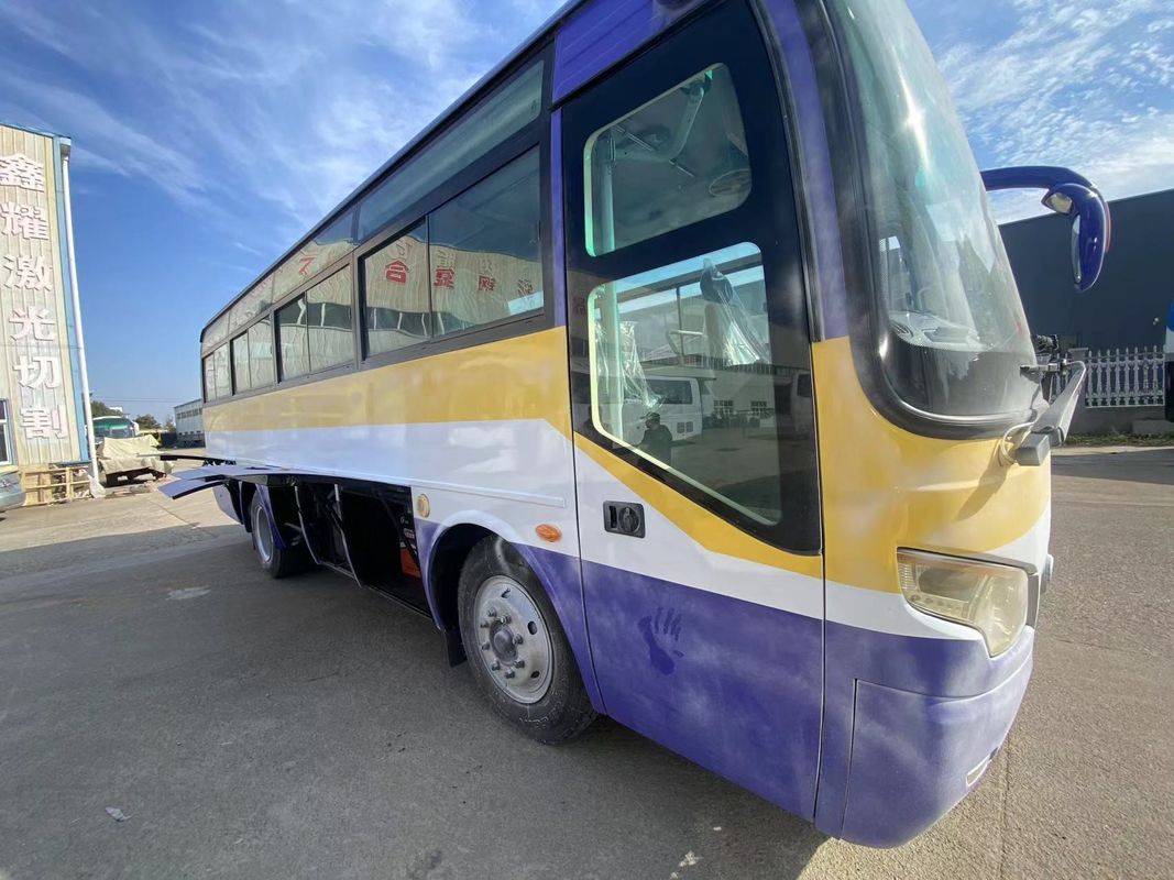 35人乗りと45人乗りのツアー・コーチ バス