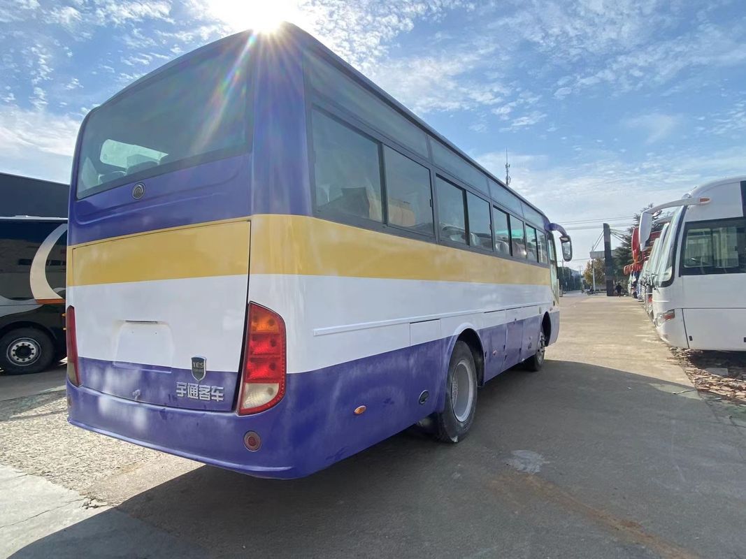 35人乗りと45人乗りのツアー・コーチ バス