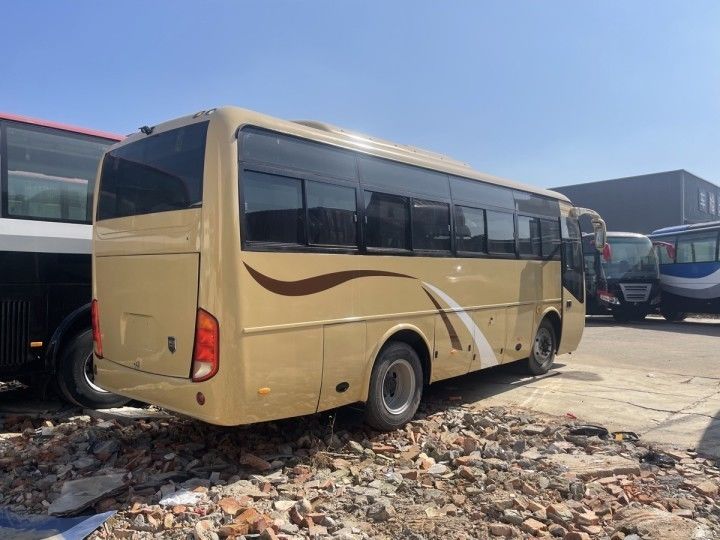8.25R20タイヤと4-6Lのエンジン容量を持つ長距離旅行用バス
