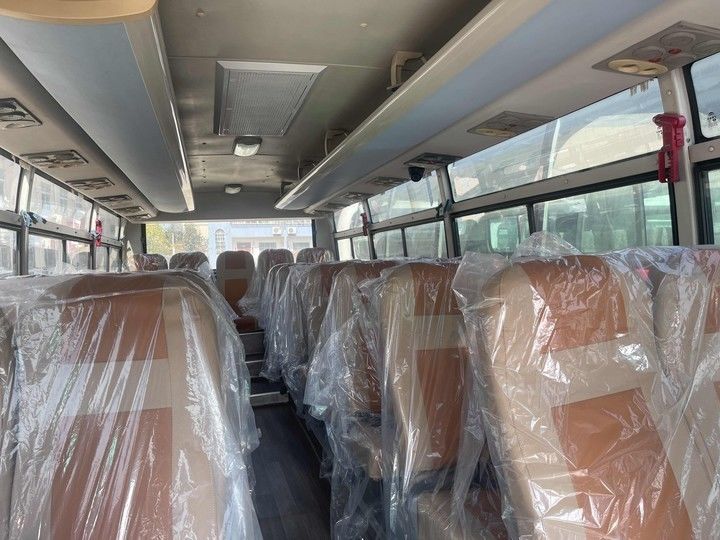 8.25R20タイヤと4-6Lのエンジン容量を持つ長距離旅行用バス